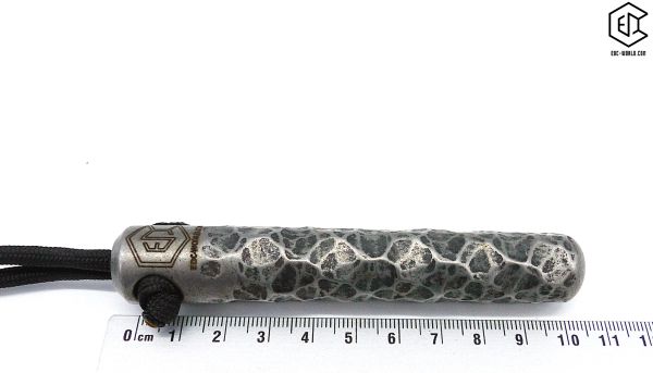 Handgeschmiedeter Kubotan HC-22-2 Unikat (Custom Made) von vorne auf weißem Hintergrund. Seriennummer SN sichtbar, Totenkopf-Gravur, schwarzer Paracord-Fangriemen, 3 Bohrungen. GPSR: Chargennummer/Hersteller SN für Rückverfolgbarkeit. Nur als Grifffestige